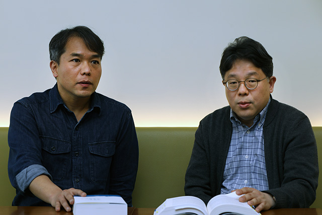 ▲ 김성수 <뉴스타파> 기자(왼쪽)와 전치형 카이스트 과학기술정책대학원 교수(오른쪽). ⓒ프레시안(이명선)