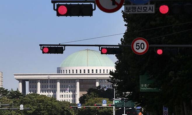 서울 영등포구 국회의사당 앞 교통 신호등에 빨간불이 들어와 있다. 뉴시스