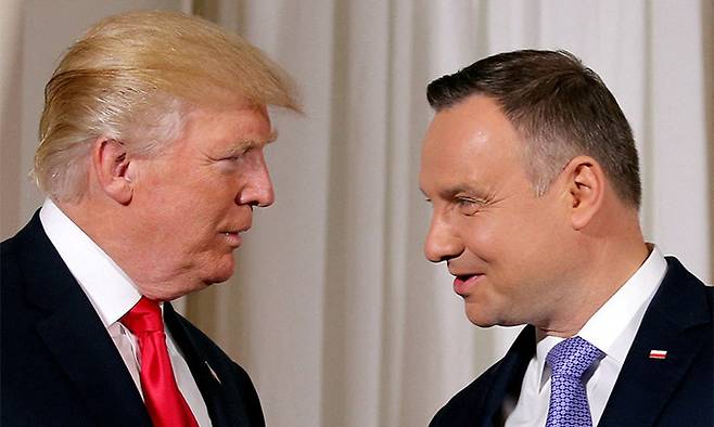 지난 2017년 7월 6일 폴란드 바르샤바에서 도널드 트럼프 미국 전 대통령이 안제이 두다 폴란드 대통령의 영접을 받고 있다. 로이터연합뉴스