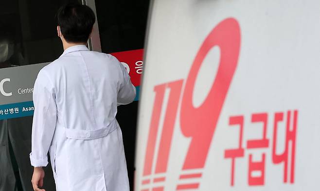 서울 소재의 한 대학병원에서 한 의료진이 발걸음을 옮기고 있다. 뉴스1