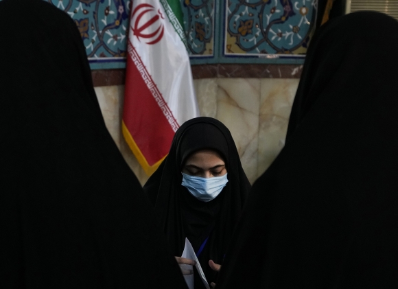 히잡을 쓴 이란 여성 - 2024년 3월 1일(현지시간) 이란 테헤란의 투표소에서 한 직원이 전문가의회 선출을 위한 투표용지를 준비하고 있다. / 사진=AP 연합뉴