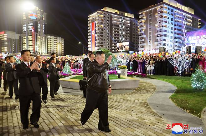 김정은 북한 국무위원장이 '북한판 뉴타운'으로 불리는 수도 평양의 화성지구 2단계 1만 세대 살림집(가구) 준공식에 참석했다고 조선중앙통신이 17일 보도했다. ⓒ연합뉴스
