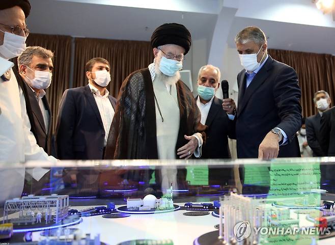 핵산업 전시회 둘러보는 이란 최고지도자 아야톨라 세예드 알리 하메네이. [EPA 연합뉴스 자료사진. 재판매 및 DB 금지]