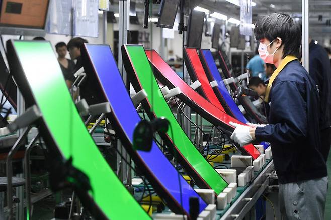 중국 후베이성 우한시의 한 디스플레이 공장에서 직원이 일하고 있다. (사진=AFP)