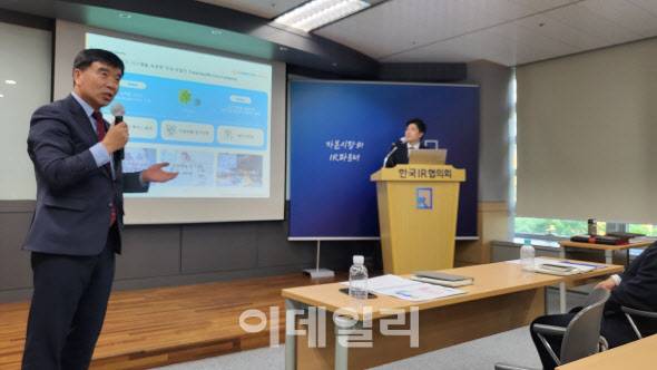 송시환 코아스템켐온 비임상CRO 사업부문 사장이 18일 서울 영등포구 한국거래소에서 열린 기업설명회에서 비임상CRO 사업부문의 경영계획을 설명하고 있다. (사진=나은경 기자)