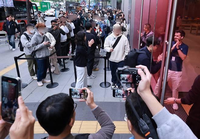 작년 10월 국내 출시 아이폰15 시리즈 출시일에 서울 중구 명동 애플스토어에서 고객들이 줄 서 있는 모습.(사진-연합뉴스)
