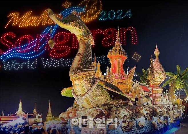 태국 송크란 물 축제 가운데 가장 큰 규모인 방콕 ‘마하 송크란 세계 물 축제’ 야간 퍼레이드 (사진=태국관광청 홈페이지)