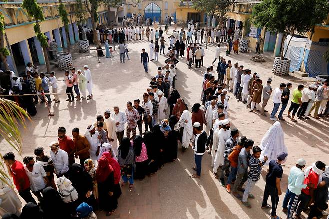 19일(현지시간) 인도 북부 우타르프라데시주 카이라나에서 열린 총선 1차 투표에서 유권자들이 투표소 밖에 줄을 서서 투표를 하고 있다. (사진=로이터)