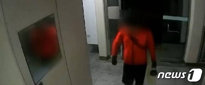 2019년 4월 17일 오전 1시 30분쯤 안인득이 셀프 주유소에서 휘발유를 구입한 뒤 자신의 아파트로 들어오는 모습. (진주경찰서 제공) ⓒ 뉴스1
