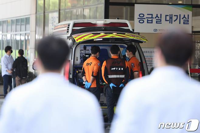 정18일 서울의 한 대학병원에서 응급대원들이 환자를 이송하고 있다. 2024.4.18/뉴스1 ⓒ News1 신웅수 기자