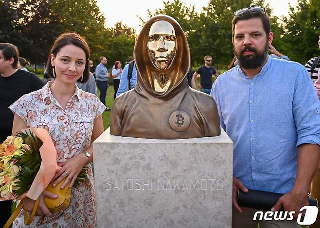 헝가리 부다페스트에 비트코인 창시자로 알려진 사토시 나카모토의 동상이 만들어졌다. ⓒ AFP=뉴스1