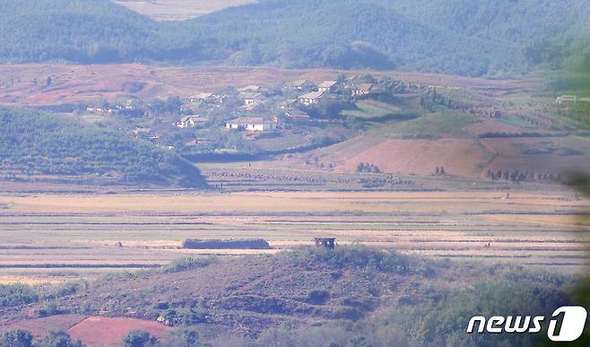 경기 파주시 접경지역에 바라본 북한군 초소. 2023.10.9/뉴스1 ⓒ News1 김진환 기자