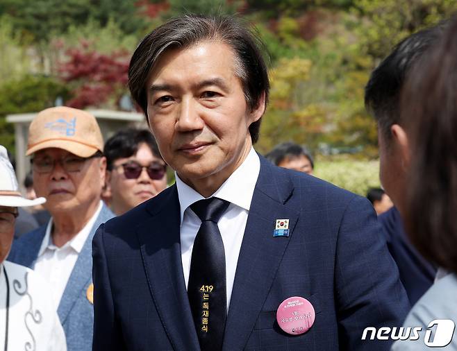 조국 조국혁신당 대표가 19일 오전 서울 강북구 국립 4·19민주묘지에서 열린 제64주년 4·19혁명 기념식을 마친 뒤 자리를 이동하고 있다. 조국 대표 넥타이에 '4.19는 독재종식'이라는 문구가 적혀 있다. 2024.4.19/뉴스1 ⓒ News1 박지혜 기자