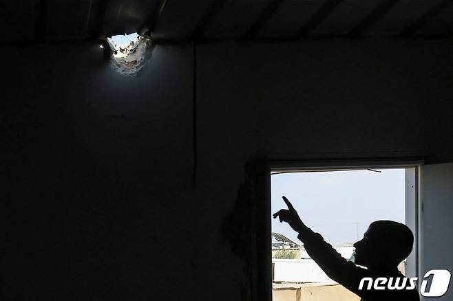 14일(현지시간) 이스라엘 네게브 사막의 한 건물에 이란의 공습으로 지붕에 구멍이 뚫린 모습. 2024.04.14 ⓒ AFP=뉴스1 ⓒ News1 정지윤 기자