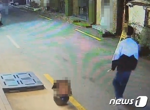 지난 10일 새벽 전북자치도 전주시에서 길가던 여성 2명을 폭행한 20대 남성이 찍힌 CCTV영상 캡처(독자 제공)