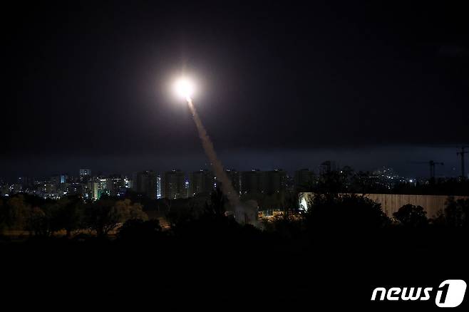 이스라엘의 방공망 아이언 돔이 로켓을 요격하기 위해 발사되고 있다. ⓒ 로이터=뉴스1 ⓒ News1 이종덕 기자