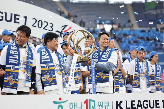 울산HD 모기업 HD현대의 정기선 부회장이 지난해 12월 울산문수경기장에서 열린 K리그1 시상식에서 리그 우승 트로피를 들어올리며 웃고 있다. 사진제공 | 한국프로축구연맹