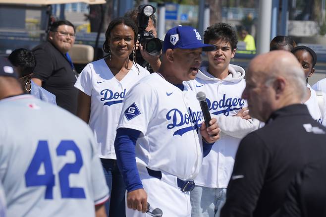 데이브 로버츠 LA 다저스 감독이 지난 16일(한국시각) 재키 로빈슨 데이를 맞아 다저스타디움에서 열린 기념 행사에서 로빈슨의 손녀 에이요 로빈슨을 소개하고 있다. AP연합뉴스