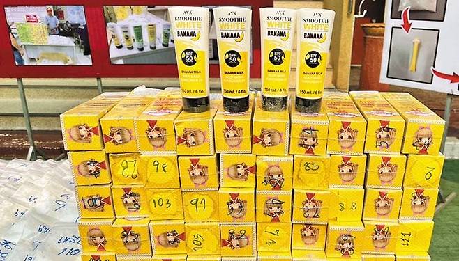 선크림 상자에… ‐ 태국에서 헤로인 22㎏이 선크림 소박스 213개에 나눠 담긴 상태로 적발됐다. /방콕포스트