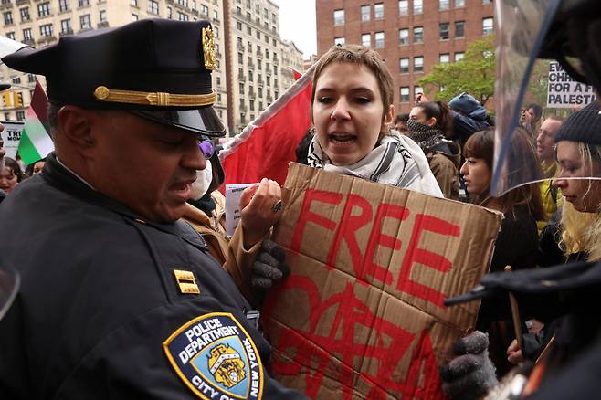 미 뉴욕 컬럼비아대에서 불법 집회를 한 학생 100여명이 18일 경찰에 체포됐다./로이터 뉴스1