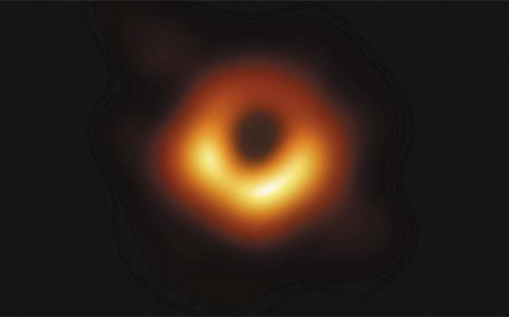 사건 지평선 망원경(EHT) 국제공동연구진이 2019년 4월 10일 공개한 처녀자리 은하 중심에 있는 M87 블랙홀의 사진.