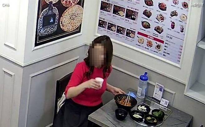 홍대의 한 식당서 음식을 먹고 도망친 여성의 모습을 포착한 CCTV 장면./온라인 커뮤니티 '보배드림'