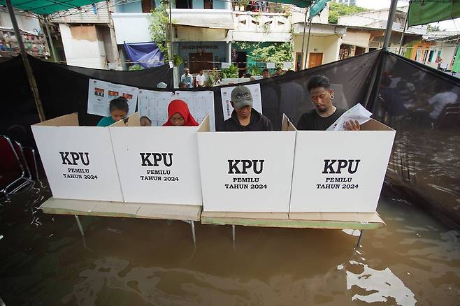 지난 2월 인도네시아에서는 총선 투표소가 물에 잠기는 일이 일어났다. 자카르타는 과도한 지하수 사용으로 세계에서 가장 빠르게 가라 앉는 도시로 꼽힌다./신화통신 연합뉴스