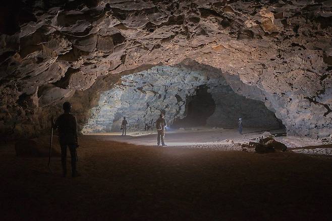 과학자들이 사우디아라비아 움 지르산 용암 동굴에서 인류가 최대 1만년 전에 살았던 증거를 발견했다./Green Arabia Project