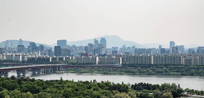 서울 강남구 압구정동 재건축 예정 아파트 단지와 한강 전경. /뉴스1