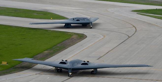 15일(현지시간) 미국 미주리주 화이트맨 공군기지에서 B-2 스텔스폭격기들이 ‘엘리펀트 워크(최대무장 및 동시출격)’ 훈련을 하고 있다. 미 국방부 홈페이지