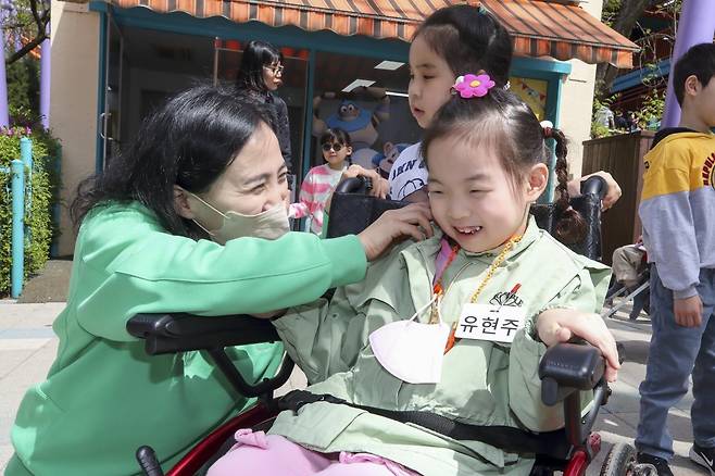 KT 사랑의 봉사단과 서울맹학교 어린이들이 놀이동산 투어, 야외 산책, 점심 등을 함께하는 모습. KT 제공