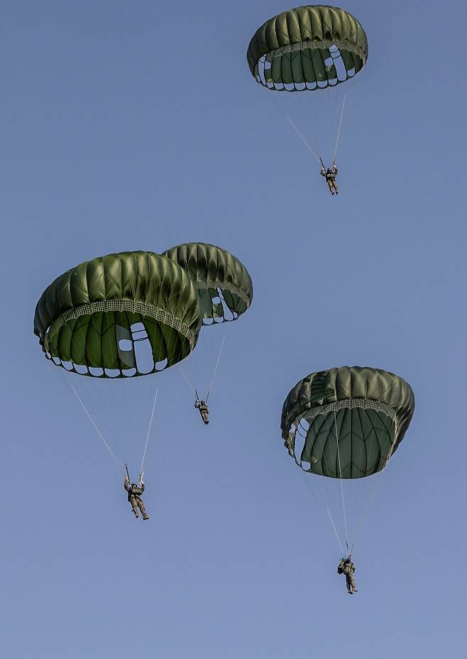 한미 특전대원들이 지난 18일, 오산비행장에서 연합공중침투훈련 간 강하를 실시하고 있다. 육군 제공