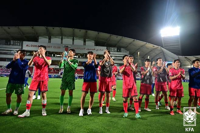 [서울=뉴시스] 카타르 도하 압둘라 빈 칼리파 스타디움에서 열린 2024 AFC U-23 아시안컵 조별리그 1차전 한국 대 UAE 경기에서 1-0으로 승리한 축구대표팀이 팬들에게 인사하고 있다.