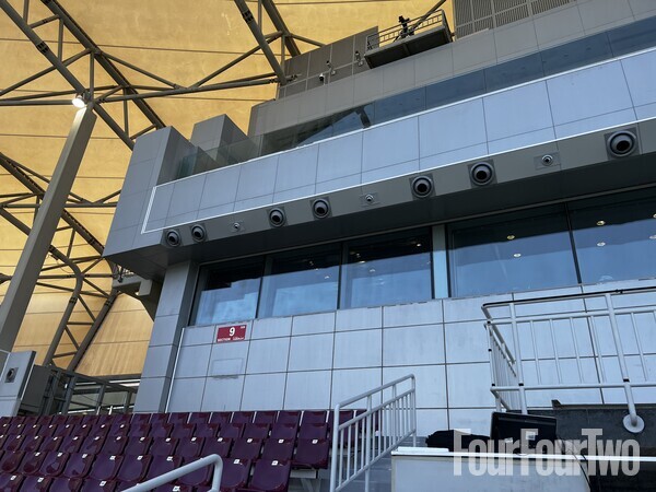 사진=포포투. 경기장 관중석 뒤에 설치된 에어컨