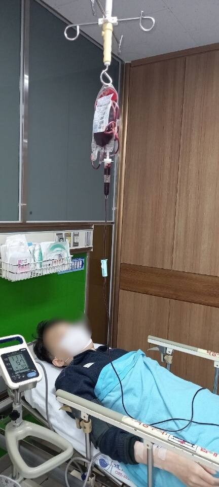 경찰의 도움으로 구조된 지적장애인 ㄱ(40)씨가 병원에서 긴급 수혈을 받고 있다. 제주동부경찰서 제공