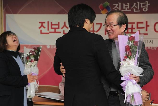 2011년 11월28일 홍세화 당시 진보신당 신임 대표가 서울 여의도 당사에서 열린 취임식에서 당원으로부터 축하 꽃다발을 받고 있다. 강창광 선임기자 chang@hani.co.kr
