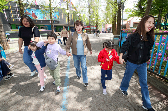 KT 사랑의 봉사단과 서울맹학교 어린이들이 산책을 함께하는 모습 [사진=KT]