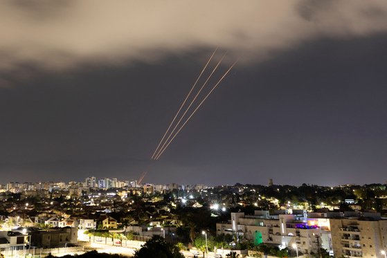 지난 14일(현지시간) 이스라엘 아슈켈론에서 요격 미사일이 이란이 발사한 드론과 미사일을 향해 날아가고 있다. 로이터=연합뉴스