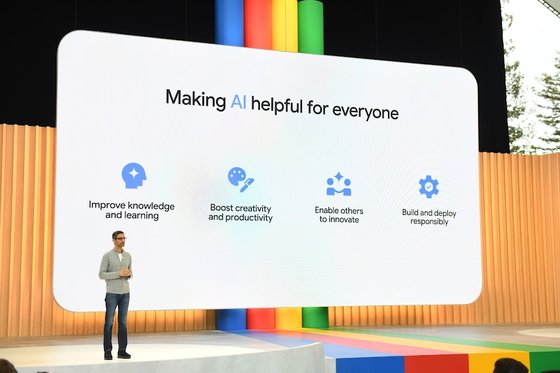 순다르 피차이 구글 CEO가 지난해 5월 10일(현지시간) 미국 캘리포니아주에서 열린 '구글 연례 개발자 회의'에서 연설하고 있다. 연합뉴스