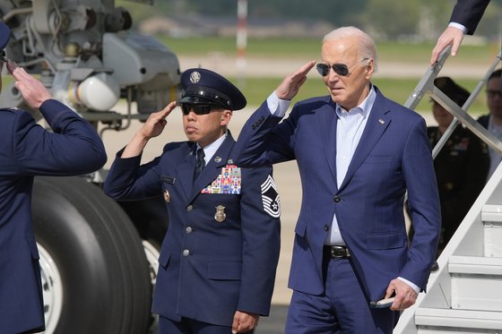 조 바이든 미국 대통령이 18일(현지시간) 대통령 전용기를 타고 메릴랜드주 앤드루스 공군 기지에 도착해 경례하고 있다. AP=연합뉴스
