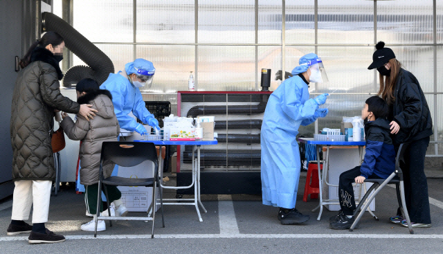 ▲ 춘천시보건소 선별진료소에서 코로나 검사를 받고 있는 어린이들.강원도민일보 자료사진