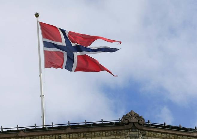 노르웨이 오슬로 한 건물 위로 노르웨이 국기가 펄럭이고 있다. /로이터