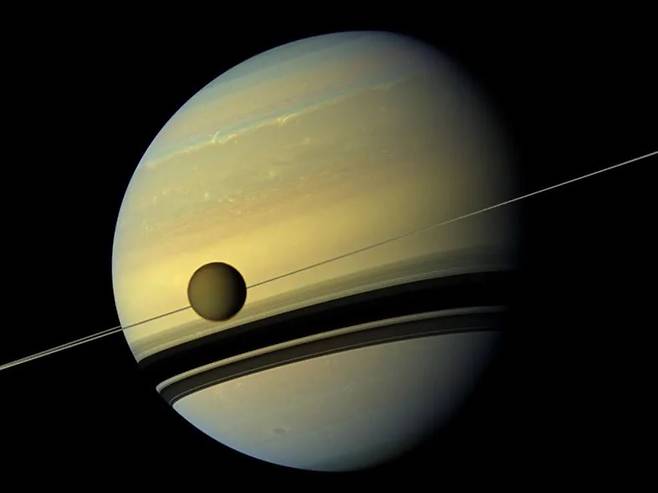 토성 탐사선 카시니가 촬영한 토성과 타이탄 / 사진=NASA