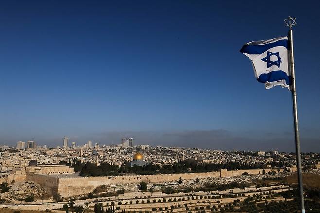이스라엘이 이란에 대한 재보복 공격을 단행한 19일(현지시간) 예루살렘에 이스라엘 국기가 휘날리고 있다. AFP연합뉴스.