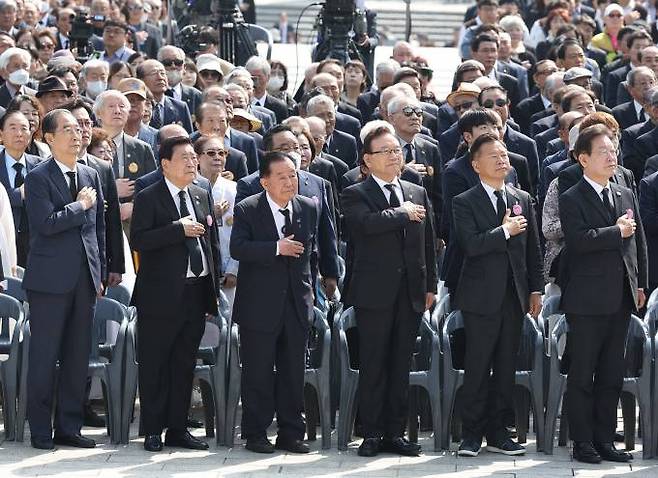 한덕수 국무총리와 더불어민주당 이재명 대표 등이 19일 오전 서울 강북구 국립 4·19민주묘지에서 열린 제64주년 4·19 혁명 기념식에 참석해 국기에 경례하고 있다. 