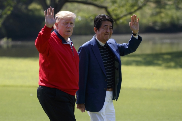 아베 신조 전 일본 총리와 도널드 트럼프 전 미 대통령이 2019년 5월 26일 일본 치바현 모바라 컨트리클럽에서 걷고 있다. AP뉴시스