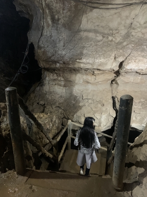 계단을 통해 동굴 내부로 들어간다.
