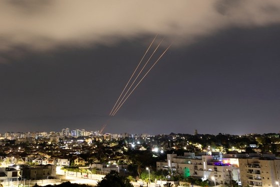 14일 이스라엘 남부 아스켈론에서 이란의 드론과 미사일 공격에 맞서 이스라엘 방어시스템이 작동하고 있는 모습. 로이터=연합뉴스
