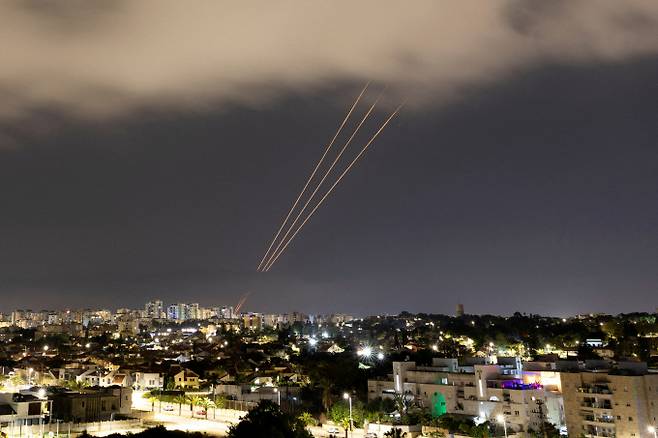 이스라엘 총리실이 이란 이스파한 군사 기지 공격 확인 요청에 응답하지 않았다. 사진은 지난 4월 이란이 이스라엘을 향해 드론과 미사일을 발사하자 이스라엘의 미사일 방어 시스템이 작동한 모습. /사진=로이터