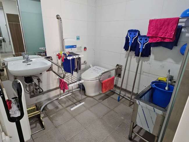 지난 18일 찾은 서울 강북구 한 공공시설의 장애인 화장실이 청소도구로 가득 차 있다. 특히 변기 주변으로 대걸레와 빨래 건조대가 놓여 있어 실제 몸이 불편한 장애인이 이를 이용하기는 어려워 보인다.